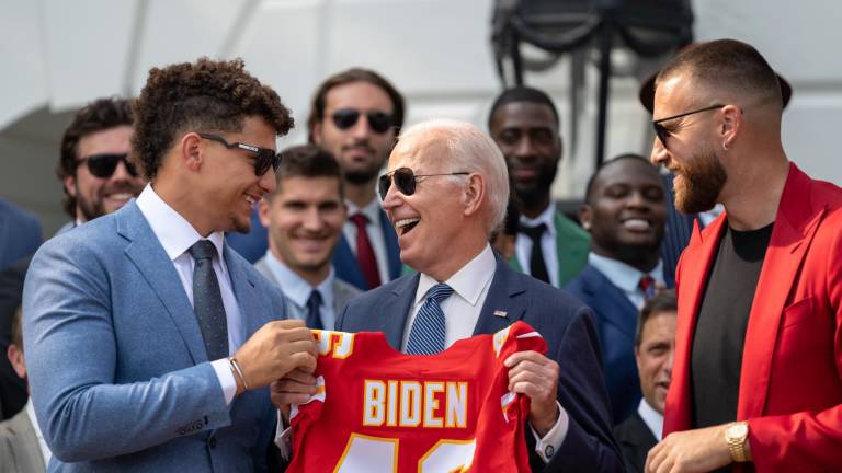 Joe Biden recibe un jersey personalizado de los Chiefs, por parte del mariscal de campo Patrick Mahomes.