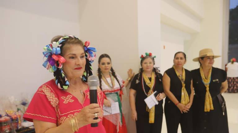 Coco Urrea de Valadés, presidenta de la agrupación, dio la bienvenida a las invitadas al inicio del evento.