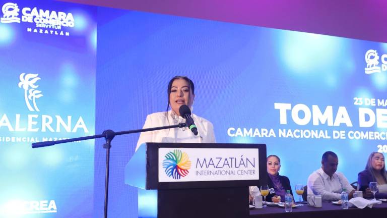 Francisca De Los Ángeles Cázares Oliveros asume como la primera mujer presidenta de Canaco Servitur Mazatlán.