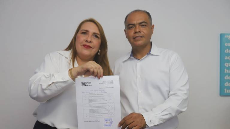 Laura Delia Gavica Hernández solicita su registro por la dirigencia municipal del PAN en Mazatlán.