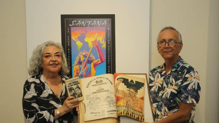 La artista Cecilia Sánchez Duarte durante la inauguración de la exposición Carteles de la Mission, donde presentó una colección de serigrafías vinculadas al movimiento chicano surgido en Estados Unidos durante las décadas de 1970 y 1980, aquí junto al maestro Arturo Santamaría.