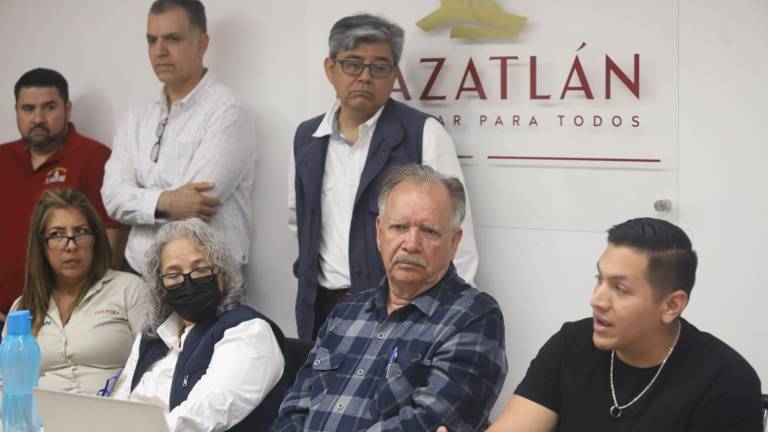 Locatarios y el delegado del INAH defienden el espacio del Mercado Pino Suárez, en el Centro de Mazatlán.