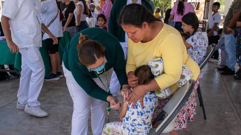 Personal de salud aplicó diversas vacunas a niños y adultos durante la jornada en la colonia Bicentenario.