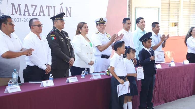 El Gobierno de Mazatlán celebró el Lunes Cívico en la primaria Lázaro Cárdenas, en Villa Unión.