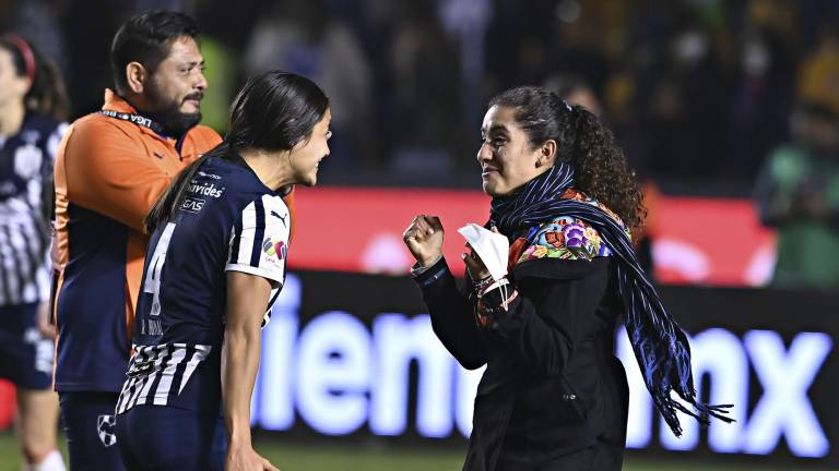 Eva Espejo (derecha) es la primera mujer entrenadora en lograr el campeonato de la Liga MX Femenil.