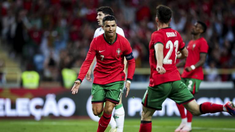 Cristiano Ronaldo festeja uno de sus dos goles.