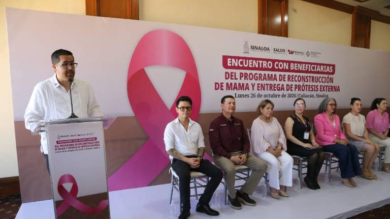 Entrega de apoyos de parte del Gobierno de Sinaloa a mujeres que luchan contra el cáncer de mama.