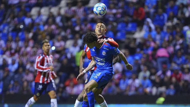 Cruz Azul rompe el invicto de Chivas con triunfo 2-1 en el Cuauhtémoc.
