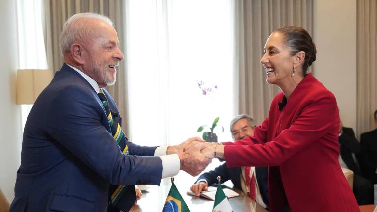 La Presidenta Claudia Sheinbaum Pardo con el Presidente de Brasil Lula da Silva, en un encuentro en Honduras.