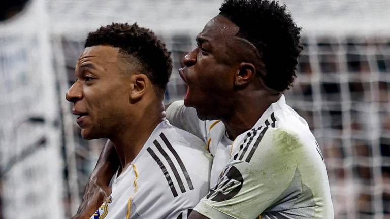 Mbappé celebra con Vinicius.