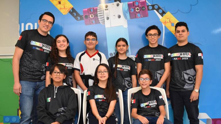 Alumnos del Instituto Jean Piaget que participaron en la Olimpiada Mundial de Robótica, con sus maestros.