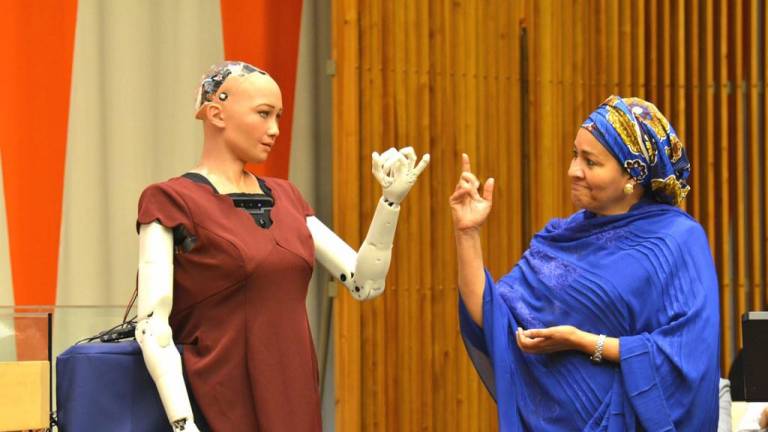 La secretaria general adjunta, Amina Mohammed, interactúa con la robot Sophia en la reunión “El futuro de todo: el desarrollo sostenible en la era del cambio tecnológico”.