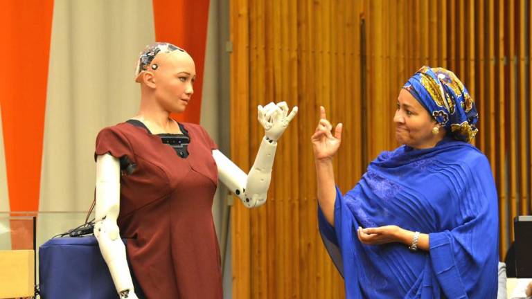 La secretaria general adjunta, Amina Mohammed, interactúa con la robot Sophia en la reunión “El futuro de todo: el desarrollo sostenible en la era del cambio tecnológico”.