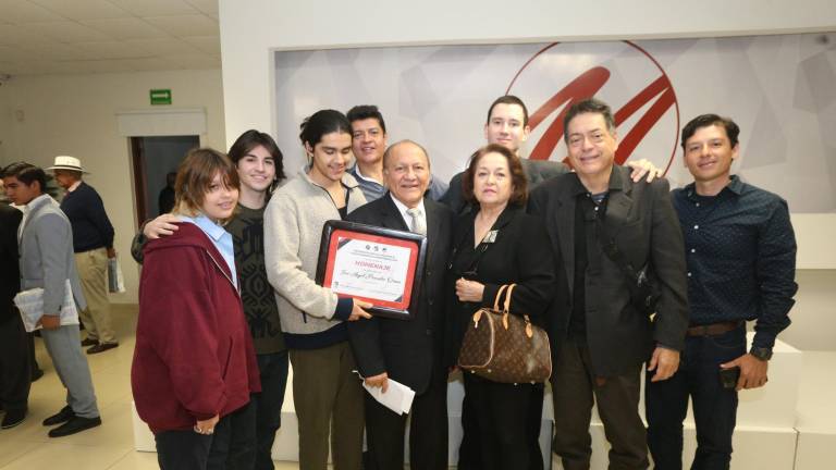 José Ángel Pescador Osuna rodeado de su familia.