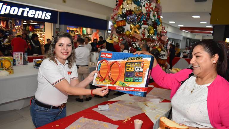 Degustan clientes de Grupo Ley su tradicional Rosca de Reyes