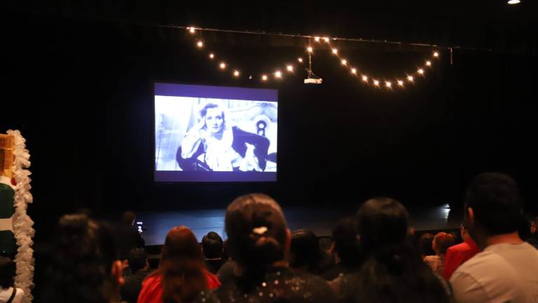 Estudiantes de Ciencias de la Comunicación proyectaron sus cortometrajes durante el Festival Velvet en el Teatro de la UAS en Mazatlán.