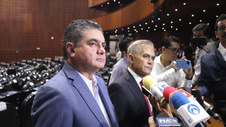 Luis Espinosa Cházaro anuncia su renuncia al PRD