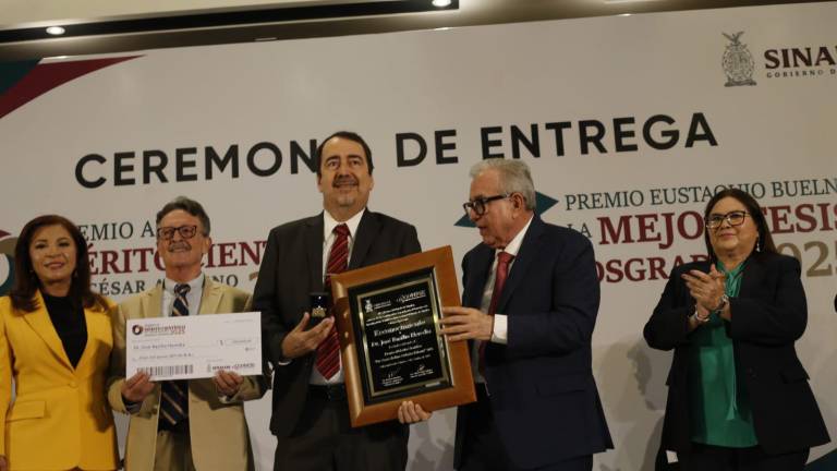 Entrega del Premio al Mérito Científico al investigador del CIAD José Basilio Heredia.