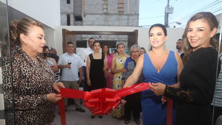 Jéssica Páez Lizárraga corta el listón de inauguración de sus oficinas de la Notaría Público 235, en Mazatlán.