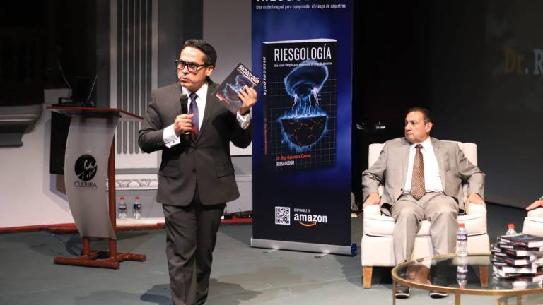 Roy Navarrete Cuevas presenta en Mazatlán su libro Riesgología.