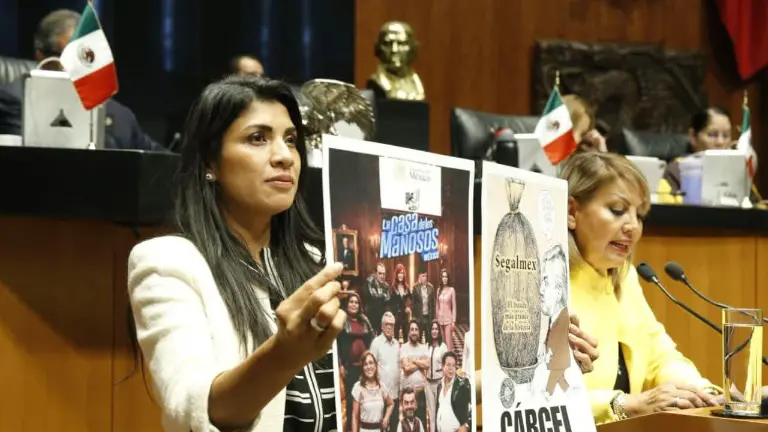 Protesta de Senadores del PAN contra la reforma que sanciona el plagio de identidad gráfica del Gobierno.