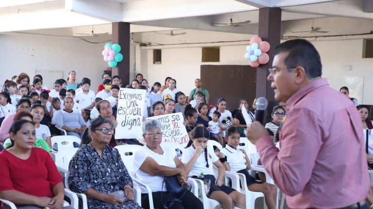 El Alcalde de Mazatlán se reúne con la comunidad escolar de la primaria Sixto Osuna de Villa Unión.
