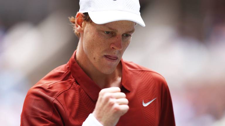 Jannik Sinner celebra un punto durante su partido de segunda ronda en el US Open 2025.
