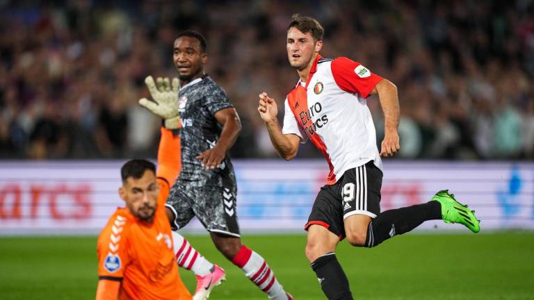 Santiago Giménez marca su primer gol en la Eredivisie