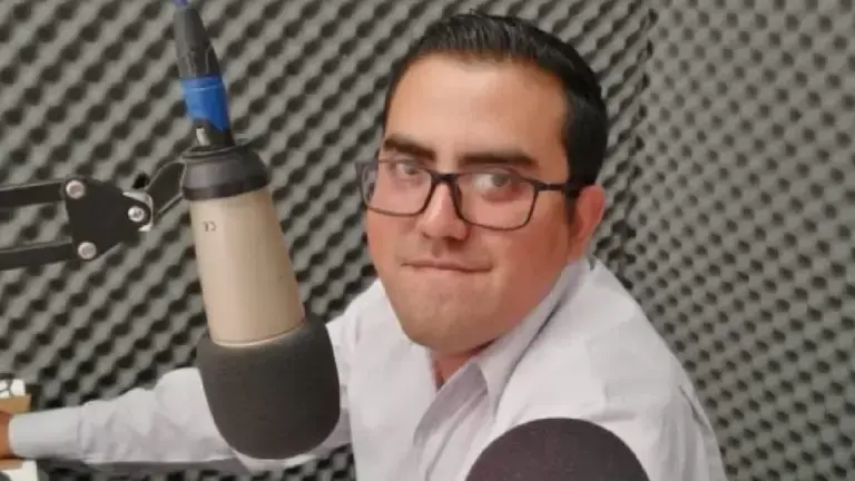 Iván Michel Atilano, locutor de Radio Evolución 98.5 FM, fue visto por última vez el 18 de agosto en Huautla de Jiménez, Oaxaca.