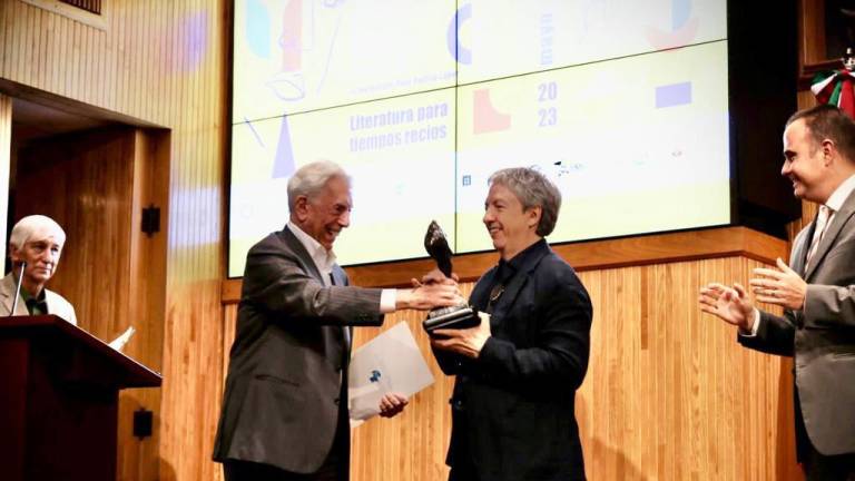 El escritor David Toscana recibe el premio Bienal de Novela de manos de Mario Vargas Llosa.