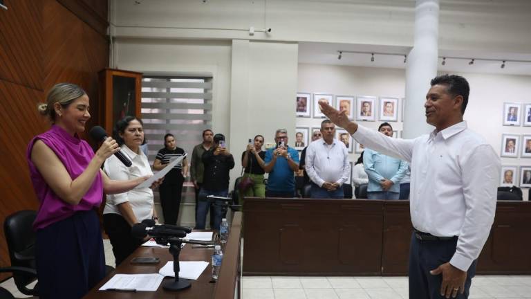 La alcaldesa Estrella Palacios le tomó protesta a Ezequiel Mora, como nuevo director del Instituto Municipal del Deporte de Mazatlán.