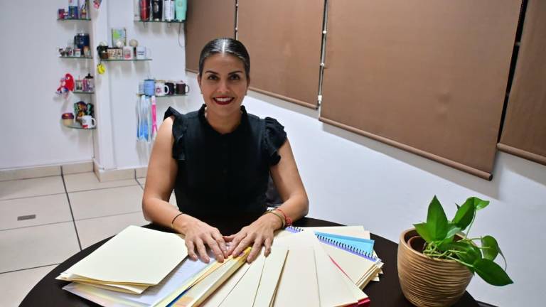 Fabiola Verde muestra las candidaturas.