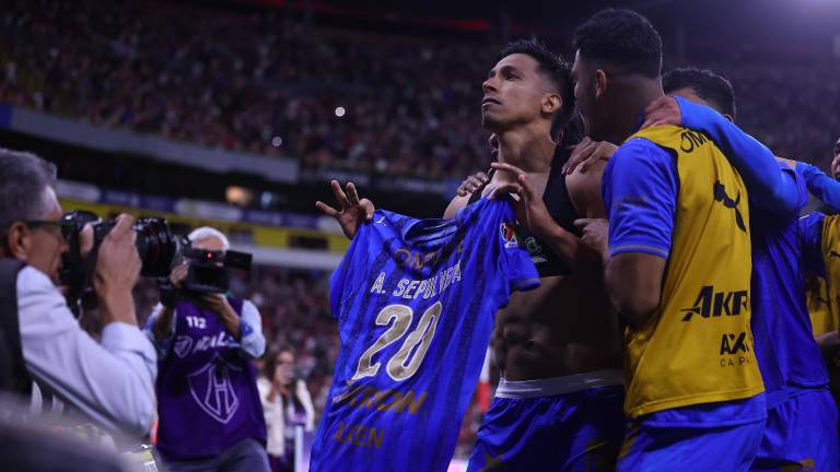 Ángel Sepúlveda anota de penal el gol del triunfo de Chivas.