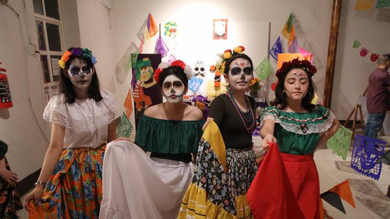 Celebran alumnos de Valladolid El Centro, a sus difuntos con un festival artístico