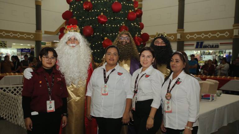 Kenia Díaz, Karen Gutiérrez, Anel Sifuentes y Rosy Montoya entre los Reyes Magos, Melchor, Gaspar y Baltasar.