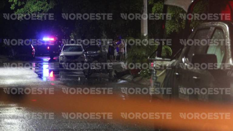 Corporaciones de seguridad resguardaron la zona donde un motociclista fue asesinado a balazos este miércoles en Culiacán.