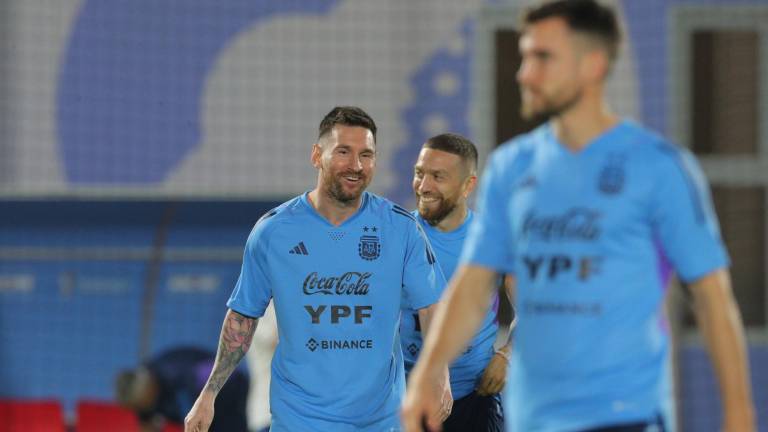 Lionel Messi entrena con el resto del plantel.