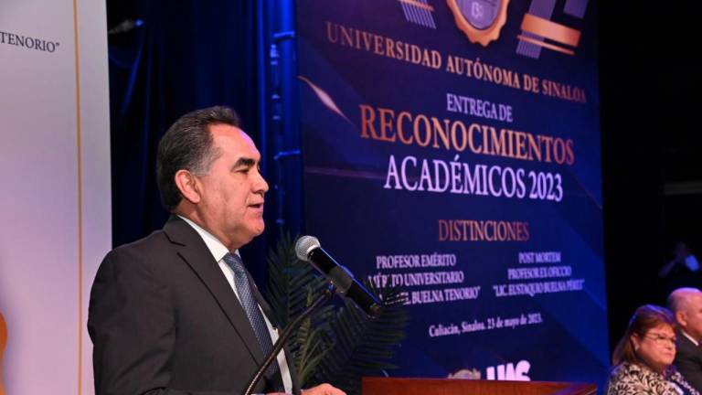 El Rector de la UAS, Jesús Madueña Molina, en un acto de reconocimientos académicos.