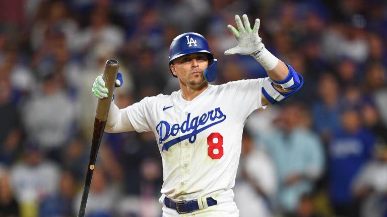 Kike Hernández estará de regreso con los Dodgers de Los Ángeles para 2024.