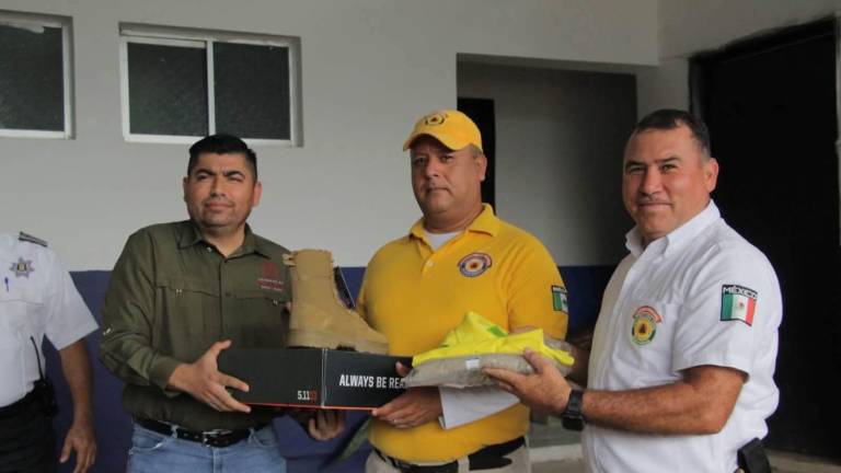 Los elementos recibieron pantalón, camisola, botas y gorras como parte del uniforme.
