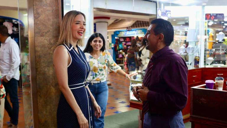La Alcaldesa de Mazatlán Estrella Palacios Domínguez recibe al crucero turístico Brilliant Lady.