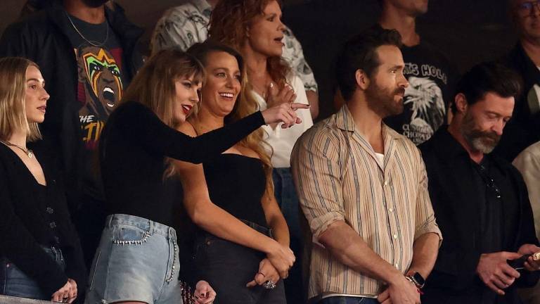 Taylor Swift aparece junto a los actores Ryan Reynolds y Hugh Jackman.