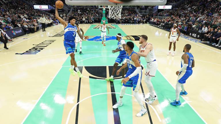 Bucks funde a Knicks a base de triples y se cita con Pacers en Las Vegas