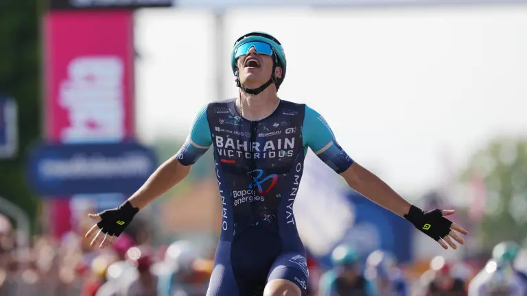 El ciclista del Bahrain-Victorious cruzó en solitario con tiempo de 3:53:00 horas.