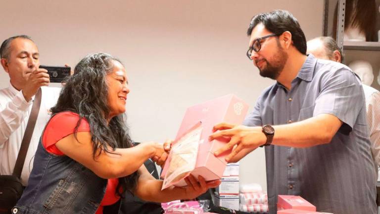 Héctor Ley Pineda entrega el donativo en representación de Tomateros de Culiacán.
