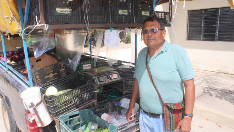 Al quedarse sin empleo, Alfonso decidió emprender su propio camino con una frutería ambulante.