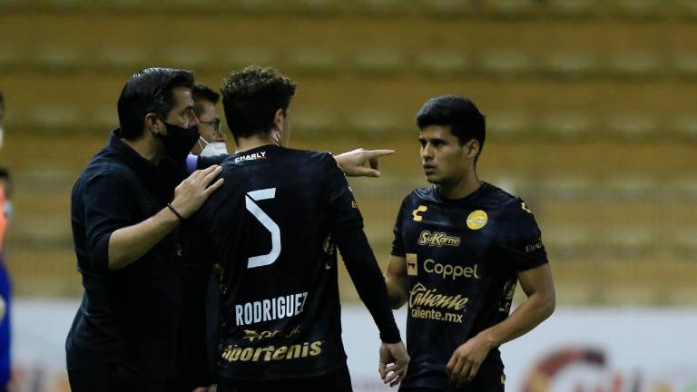 Rafael ‘Chiquis’ García habla con sus jugadores en el juego entre Dorados y Atlante.