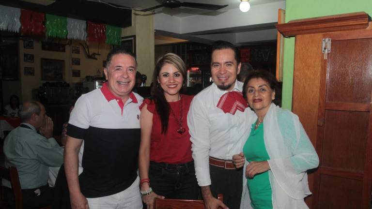 Deleitan Óscar Gómez y Andrea Rice con su voz en Noche Mexicana