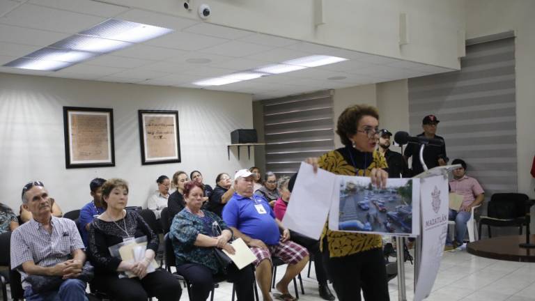 Ana Rosa Tirado Osuna, representante de los vecinos de Lomas de Mazatlán, expone la
