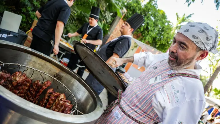 Celebran con ‘La Gran Mesa’, la unión, la gastronomía e identidad de los culiacanenses